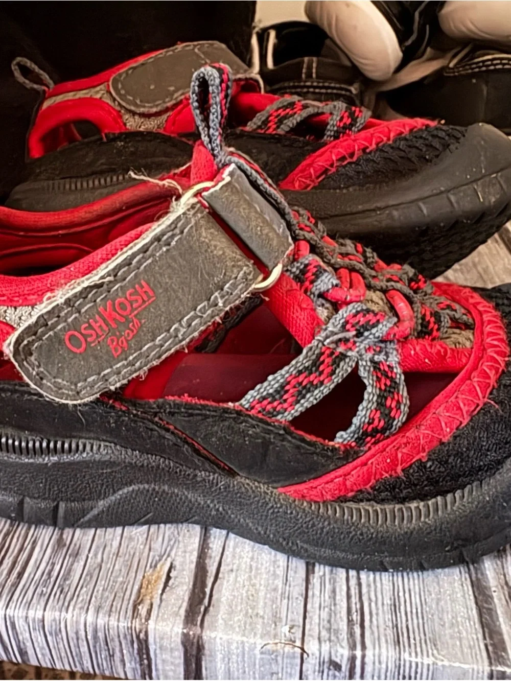 OshKosh B'gosh toddler size 4 Red and Black Kids Outdoor Sandals